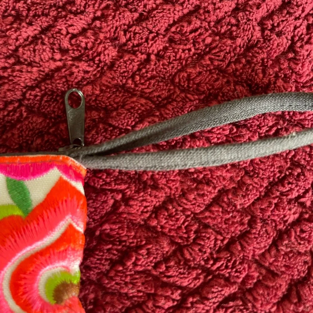 🌺 Embroidered Pouch - Picture 3 of 7